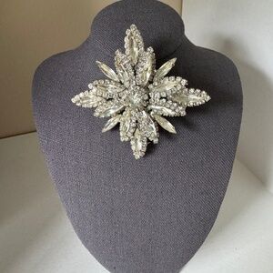 Vintage WEISS rhinestone brooch